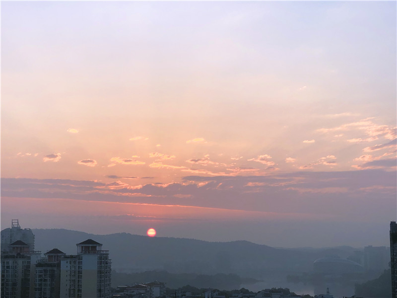 朝陽、晨曦、剪影與風卷云舒(圖1)